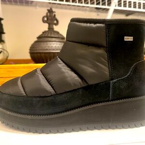 Ugg women’s black waterproof ridge mini boots. Size 7